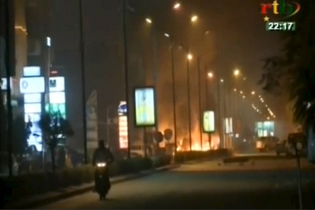 Une dizaine de voitures brûlaient dans la nuit... (Photo RTB via REUTERS)