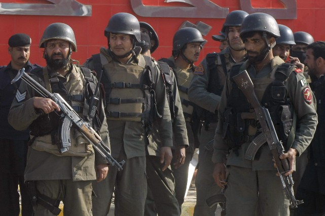 Pakistan: 21 morts dans une attaque des talibans contre une université Alertées, les forces de l'ordre ont bouclé la... (PHOTO MOHAMMAD SAJJAD, ASSOCIATED PRESS)