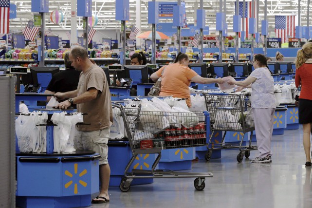 Finis les sacs gratuits chez Walmart À compter du 9 février, de façon graduelle,... (AP, Danny Johnston)