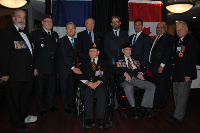La Légion d'honneur pour deux vétérans de Shawinigan Sur la photo, entourant les deux vétérans Albert...