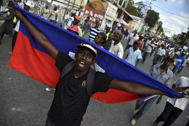 Des manifestants ont marché dans les rues de... (PHOTO HECTOR RETAMAL, AFP)