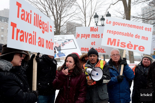 Uber et son dg poursuivis Les propriétaires et chauffeurs de taxi manifesteront devant... (Le Soleil, Erick Labbé)