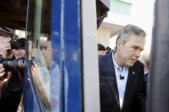 Jeb Bush monte dans son bus de campagne,... (Photo Rainier Ehrhardt, Reuters)