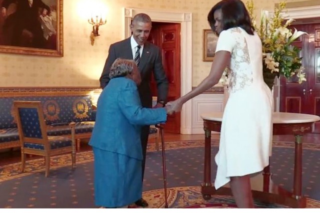 Barack et Michelle Obama entourent Virginia McLaurin, 106 ans.... (PHOTO TIRÉE DE TWITTER)