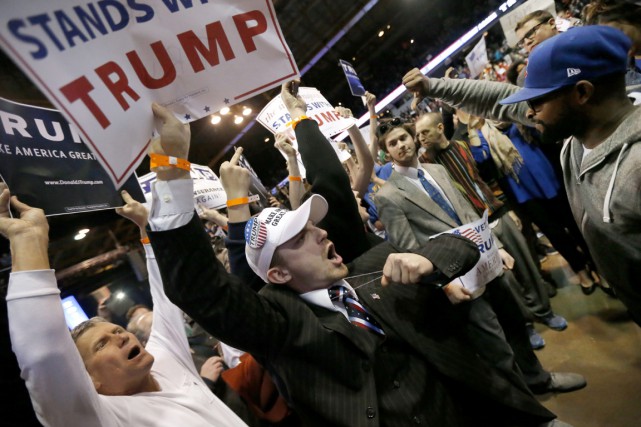Des partisans de Trump sont confrontés à des... (Photo AP)