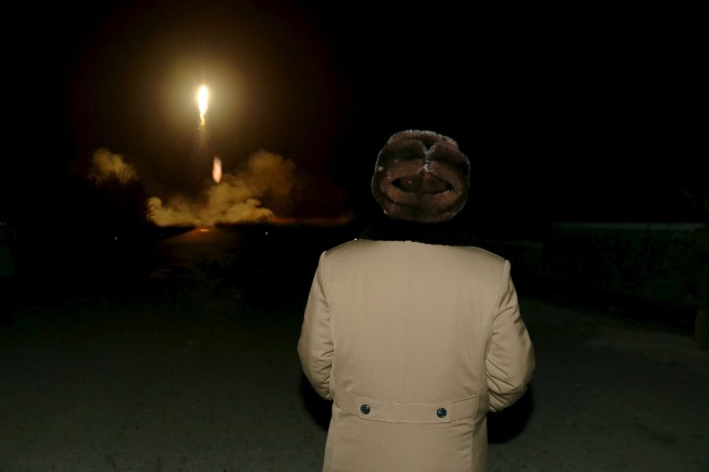 Kim Jong-un assiste au lancement d'un missile à... (PHOTO KCNA VIA REUTERS)