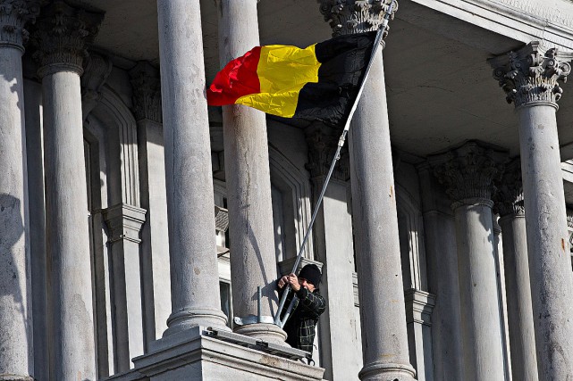Сегодня утром над зданием мэрии Монреаля был вывешен бельгийский флаг