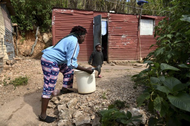 Cette femme a dû aller chercher de l'eau... (Photo HECTOR RETAMAL, archives AFP)