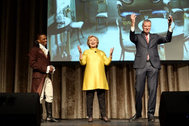 Une blague à connotation raciale embarrasse Hillary Clinton Sur scène avec Bill de Blasio et Leslie... (PHOTO DAVID HANDSCHUH, THE INNER CIRCLE/AP)