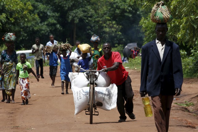 Sécheresse: le Malawi en état de catastrophe naturelle Un homme transporte à l'aide de son vélo... (PHOTO MIKE HUTCHINGS, ARCHIVES REUTERS)