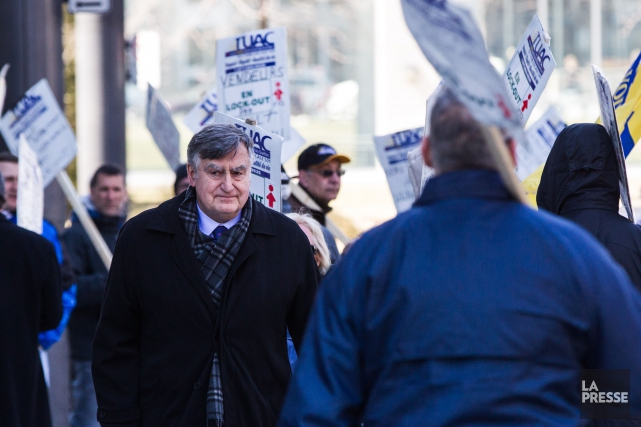 Les lock-outés de Brault & Martineau s'invitent à l'assemblée de BMTC Lucien Bouchard, administrateur du Groupe BMTC, société mère des... (PHOTO HUGO-SÉBASTIEN AUBERT, LA PRESSE)