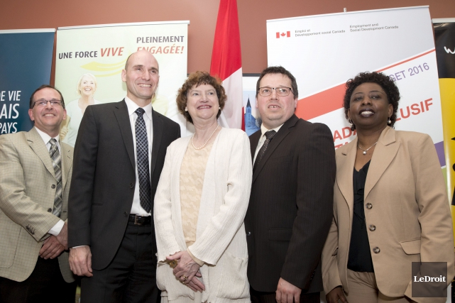 Coup de pouce fédéral pour quatre organismes francophones canadiens Quatre organismes nationaux francophones regroupés en consortium profiteront... (Martin Roy, LeDroit)
