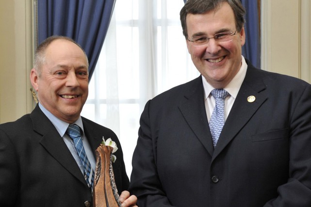 Denis Dupont honoré à l'Assemblée nationale Denis Dpont en compagnie du ministre François Blais....