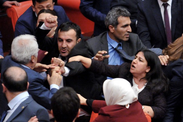 Les députés turcs en sont venus aux mains... (PHOTO ASSOCIATED PRESS)