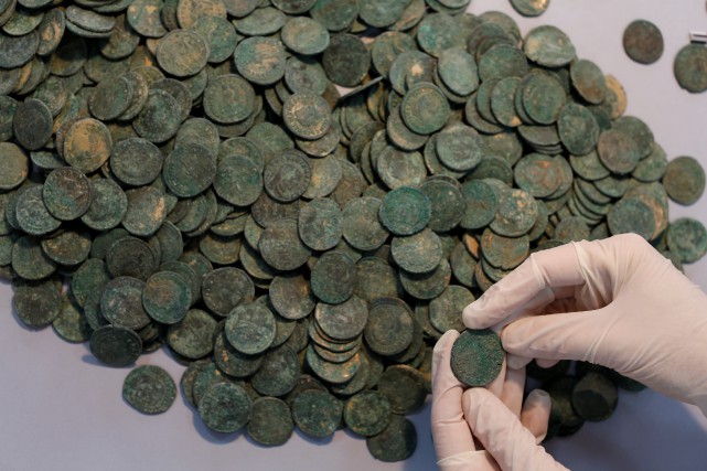 Les pièces, qui datent du 4e siècle, étaient... (PHOTO MARCELO DEL POZO, REUTERS)