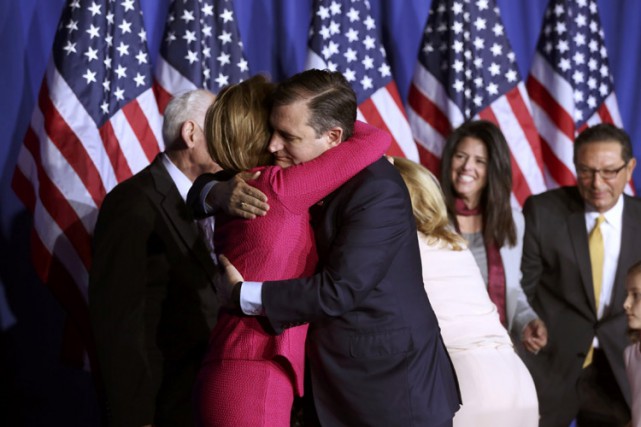 Ted Cruz serre dans ses bras Carly Fiorina,... (PHOTO REUTERS)