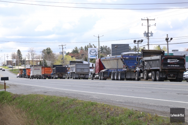 Les camionneurs artisans manifestent Une quarantaine de camionneurs artisans ont paradé le... (Photo Janick Marois, La Voix de l'Est)