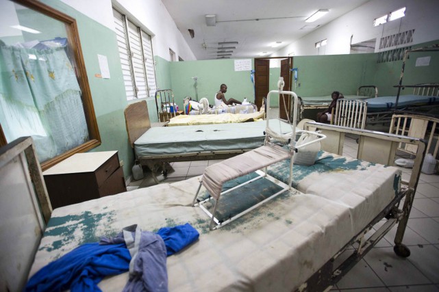 Un patient est assis sur son lit à... (PHOTO FIEU NALIO CHERY, ARCHIVES AP)