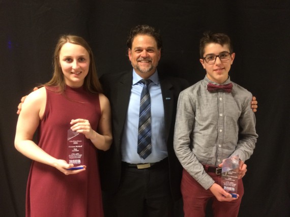 Lauréats récompensés au Gala du sport étudiant Marianne McNicoll, de l'École Curé-Hébert d'Hébertville, et Pierre-Yves... (Photo courtoisie)