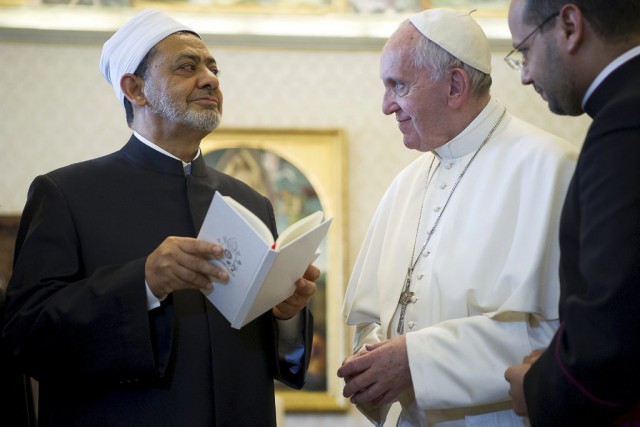 Le grand imam d'Al-Azhar et le pape François... (PHOTO AP)