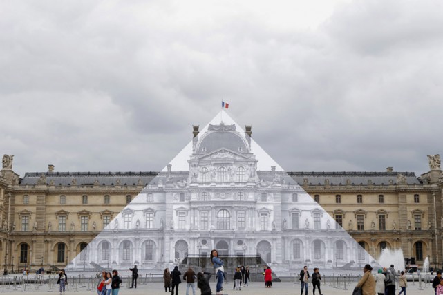 Un artiste fait disparaître la Pyramide du Louvre