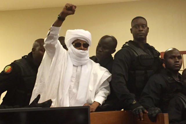 Après l'énoncé du verdict, Hissène Habré, en turban... (PHOTO Carley Petesch, AP)