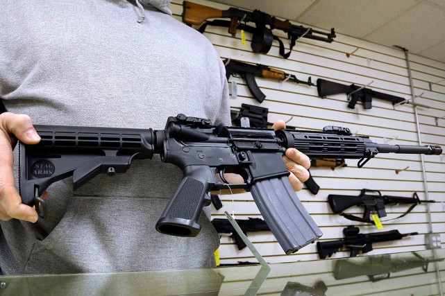 L'ONU dénonce le «contrôle insuffisant» des armes aux États-Unis Omar Mateen, le tueur d'Orlando, a choisi l'arme... (Photo Seth Perlman, archives AP)