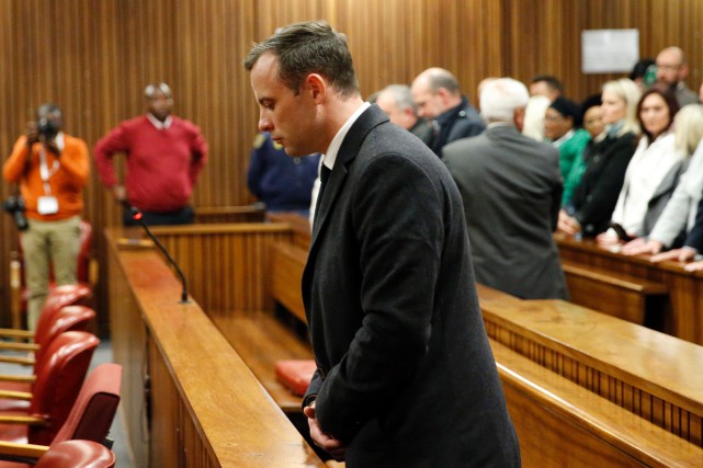 Oscar Pistorius: 6 ans de prison pour avoir tué Reeva Steenkamp Oscar Pistorius, qui a 29 ans, faisait face... (Photo MARCO LONGARI, AFP)