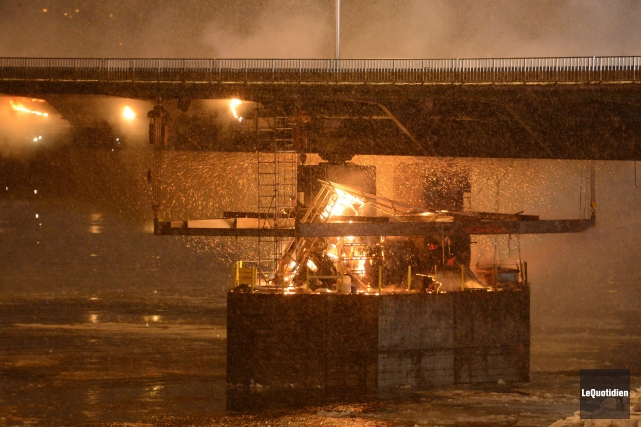 Incendie du pont Dubuc: poursuite de 2,2 M $ contre Construction CGP Le pont Dubuc, sous lequel un incendie a... (Archives Le Quotidien, Jeannot Lévesque)