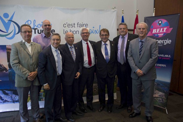 Jim Carr intéressé par le projet Bioénergie La Tuque Luc Marchand et Louis-Serge Gagnon, administrateurs de Bioénergie... (Courtoisie)