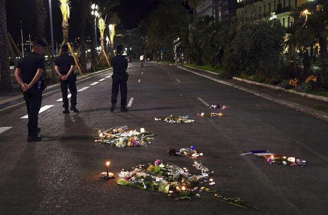TOPSHOT-FRANCE-ATTACK-NICE-TRIBUTE Alors que les hommages se multiplient à travers... (AFP,ANNE-CHRISTINE POUJOULAT)
