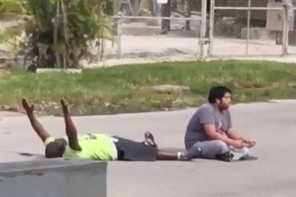 Miami: la police tire sur un Afro-Américain non armé, allongé, les bras levés Des images amateurs diffusées sur l'internet montrent un... (photo CBS4 News/twitter)