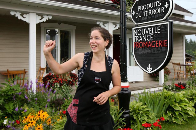 La fête au village: prendre Racine La fromagère Marie-Chantal Houde est membre-fondatrice du marché... (Photo Robert Skinner, La Presse)