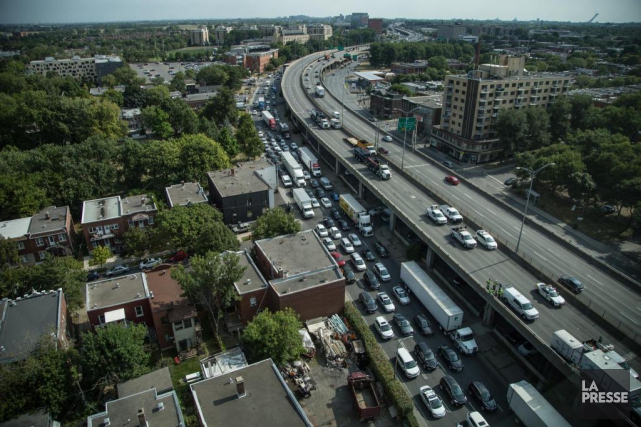 Explosion: la circulation a repris sur l'autoroute Métropolitaine à Montréal Le ministre des Transports Jacques Daoust envisage de... (Photothèque La Presse MATHIEU WADDELL)