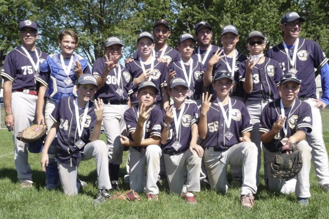 Le bronze pour les Estacades pee-wee A Sur la photo: Zach Pellerin, Tom Carpentier, Mathias...
