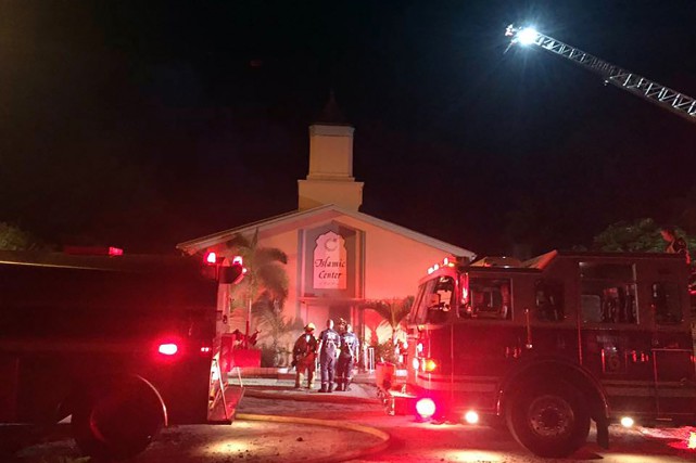 La mosquée fréquentée par le tueur d'Orlando incendiée Les pompiers ont été dépêchés sur place pour... (photo bureau du shérif du comté de St. Lucie/AFP)