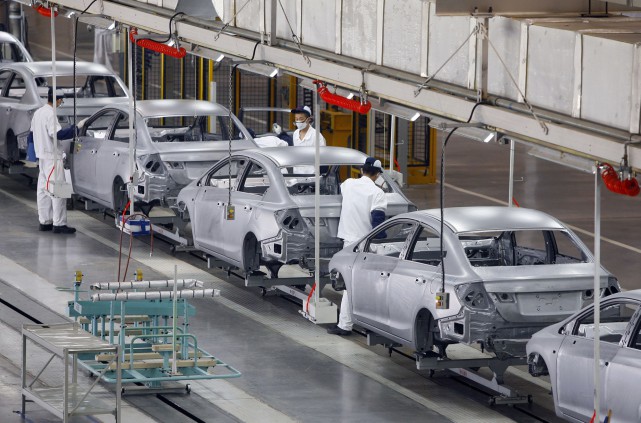 China Auto Sales Des assembleurs chinois s'affairent sur la chaîne de... (photo AP)