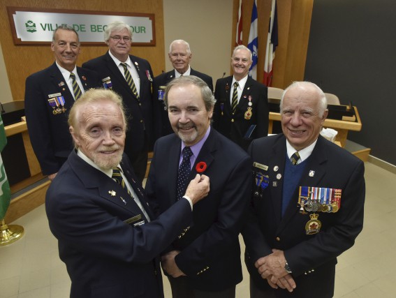 La campagne du coquelicot prend son envol à Bécancour De gauche à droite et de bas en... (François Gervais)