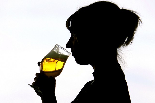 Consommation d'alcool: les femmes rattrapent les hommes