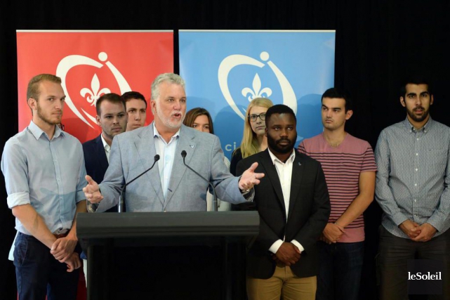 PLQ : «Du travail à faire pour se renouveler», reconnaît l'aile jeunesse Jonathan Marleau (troisième à partir de la droite), président... (PHOTO ERICK LABBÉ, ARCHIVES LE SOLEIL)