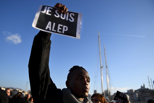 AFP_J81Z6 Un homme manifeste à Marseille pour démontrer son... (AFP, ANNE-CHRISTINE POUJOULAT)