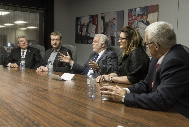 Philippe Couillard en visite à La Tribune La Tribune recevait en table éditoriale le premier... (Spectre Média, Frédéric Côté)