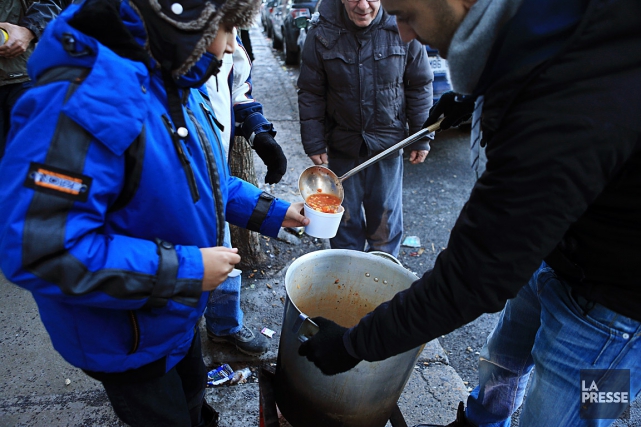 Les itinérants célèbrent Noël à la Mission Old Brewery de Montréal L'an dernier, des membres de l'Association islamique Shiane... (Photo Martin Chamberland, archives La Presse)