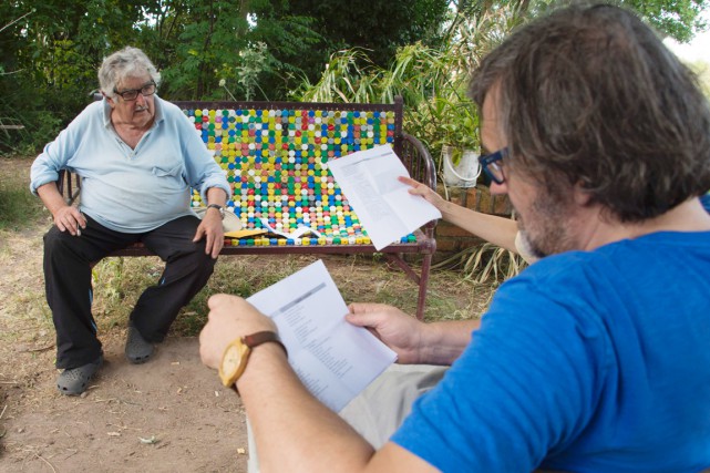 L'ex-président Mujica (à gauche) s'entretient avec le réalisateur... (PHOTO Pablo PORCIUNCULA, ARCHIVES AFP)