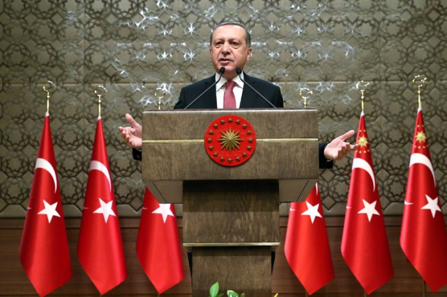 Le Parlement turc approuve le renforcement des pouvoirs d'Erdogan