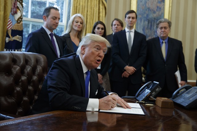 Le président américain Donald Trump a signé des documents,... (PHOTO AP)