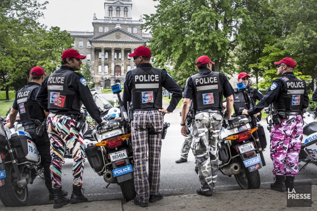 759387-policier vetement camouflage funerailles M.Parizeau.jpg En juin 2015, indigné que des policiers du... (Photothèque Le Soleil)