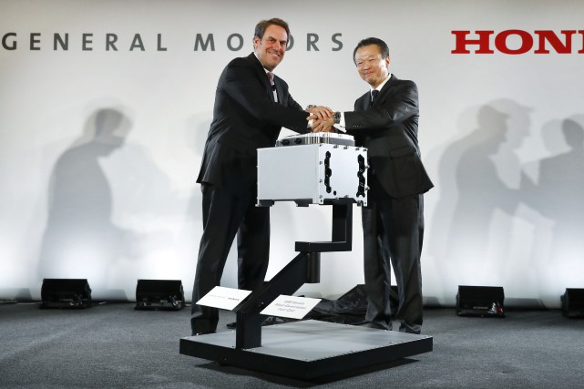 APTOPIX GM Honda Fuel Cells Mark Reuss, vice-président éxécutif de General Motors, et... (Photo : AP)