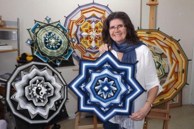 Danièle Petersen conçoit des mandalas muraux tissés sur... (PHOTO MARIO BÃLANGER, FOURNIE PAR DANIÃLE PETERSEN)