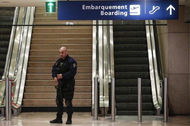 Un officier monte la garde dans l'aéroport d'Orly,... (Photo Kamil Zihnioglu, Associated Press)